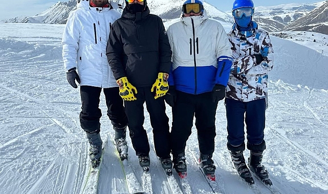 Bayburtlu Gençlerin Hoparlörlü Kayak Keyfi Sosyal Medyayı Salladı