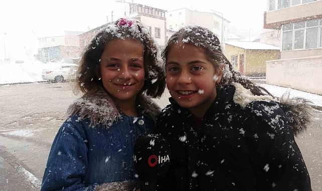 Beklenen Nisan karı geldi: Bayburt&#039;a lapa lapa kar yağdı