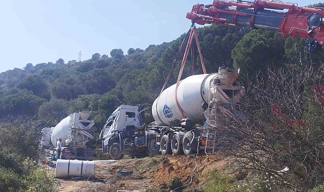 Beton mikseri yan yattı, sürücü ağır yaralandı