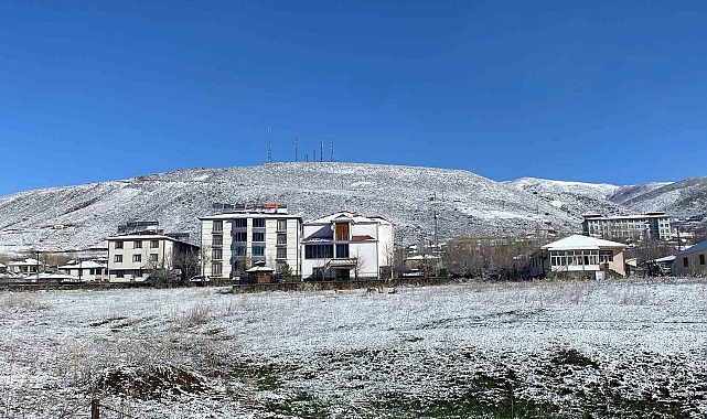Bingöl Karlıova Nisan&#039;da Beyaza Büründü: Kar Hayatı Durdurdu