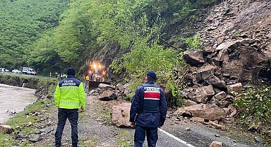 Bulancak-Kovanlık Yolunda Heyelan: Ulaşım Tek Şeritten Sağlanıyor