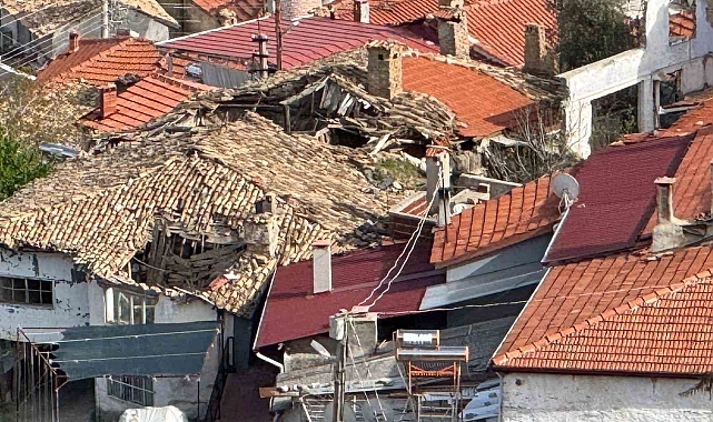 Buldan&#039;da Ortasından Yol Geçen Tarihi Ahşap Ev Çöktü