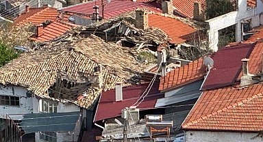 Buldan'da Ortasından Yol Geçen Tarihi Ahşap Ev Çöktü