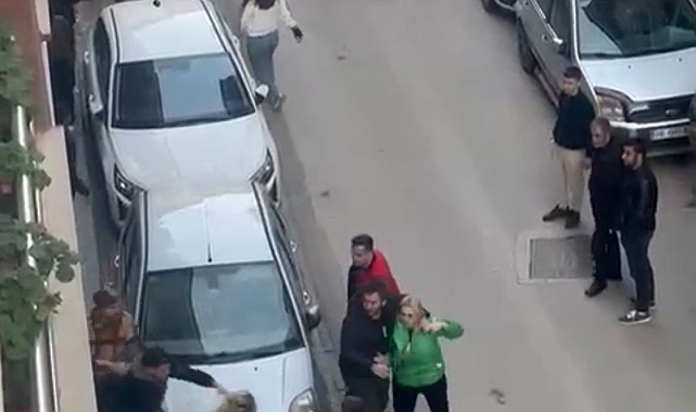 Bursa&#039;da Kadınlar Arasında Saç Saça Kavga: Baba da Tekme Tokat Saldırdı