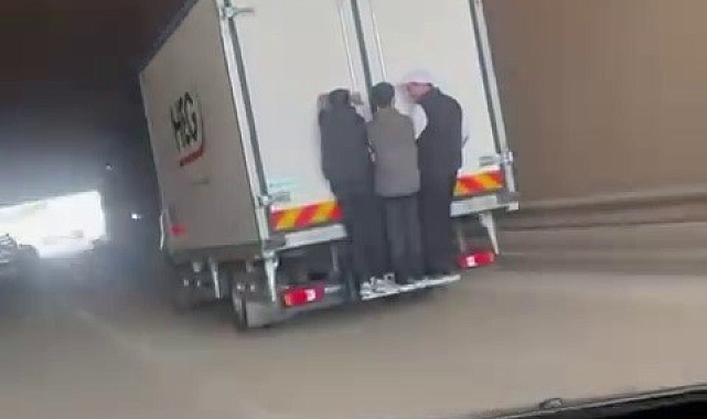 Bursa&#039;da Kamyonetin Arkasına Tutunan 3 Çocuğun Tehlikeli Yolculuğu Kamerada