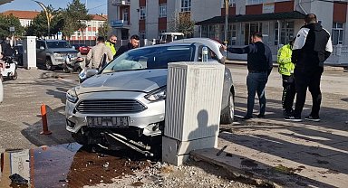Çorum'da Kontrolden Çıkan Otomobil Elektrik Panosuna Çarptı: O Anlar Kamerada