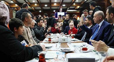 Cumhurbaşkanı Erdoğan'dan geceyi dışarda geçiren vatandaşları ziyaret