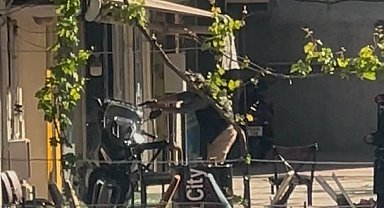 Denizli'de Kanlı Hesaplaşma Kamerada: Emekli Polis İş Yeri Sahibini Vurdu, Yaralı Halde Saldırmaya Çalıştı