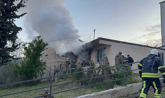 Derince&#039;de Korkutan Yangın: 91 Yaşındaki Alzheimer Hastası Kadın Son Anda Kurtarıldı