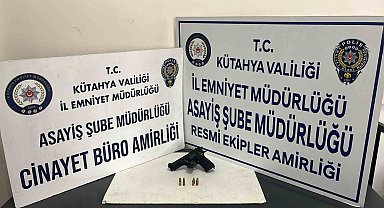Dur ihtarına uymayan ehliyetsiz sürücünün aracında ruhsatsız tabanca ele geçirildi