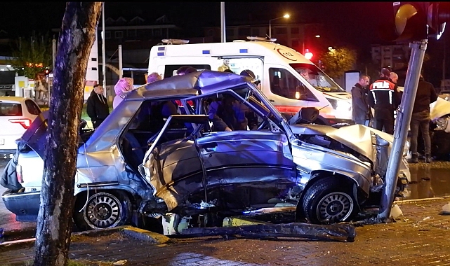 Edirne&#039;de Feci Kaza Kamerada: Otomobil Hurdaya Döndü, Yayalar Kıl Payı Kurtuldu