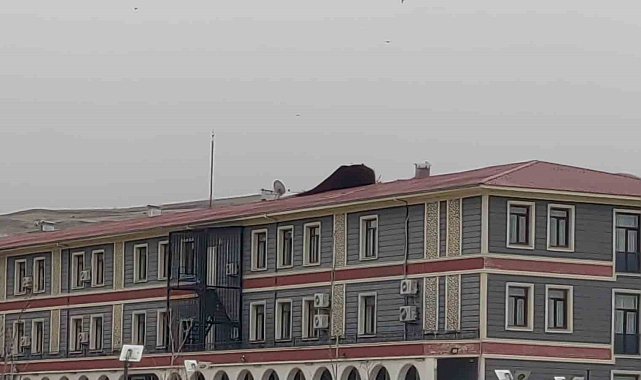 Edremit&#039;te Şiddetli Rüzgar Okul Çatılarını Uçurdu