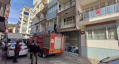 Efeler'de Kayıp İhbarı Panik Yarattı: Balkondan Giren İtfaiye Uyuyan Adamı Buldu
