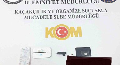 Ehliyet sınavına kopya düzeneğiyle girerken yakalandılar