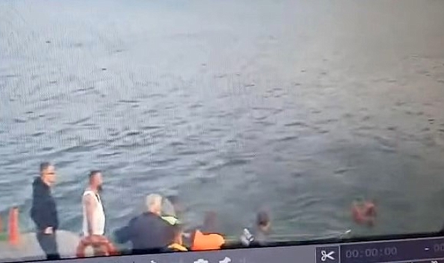 Elazığ-Pertek Feribotunda Tehlikeli Anlar: Baraj Gölüne Atlayan Şahıs Kurtarıldı