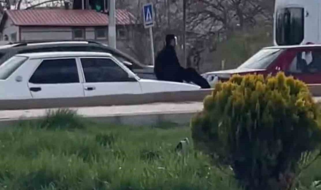 Elazığ&#039;da Akıl Almaz Görüntü: Akan Trafikte Otomobiller Arasında &#039;Halat&#039; Oldu