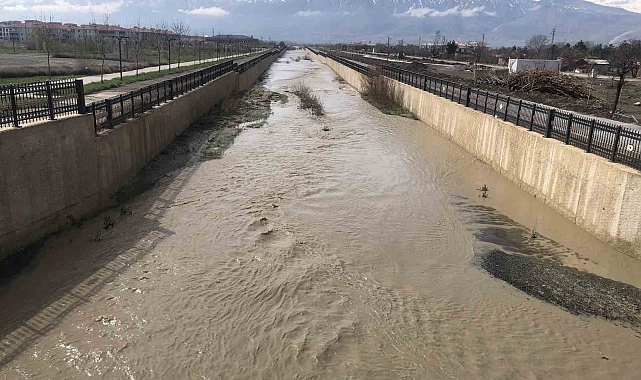 Erzincan&#039;da Kuruyan Dere Baharla Coştu: Karların Eriyişiyle Hayat Buldu