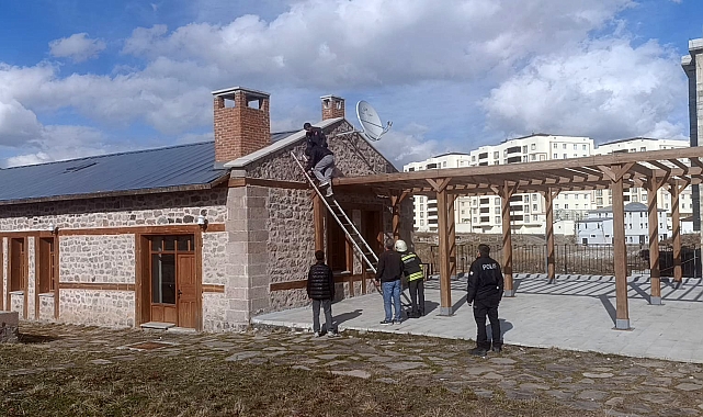 Erzurum&#039;da İddia Uğruna Çatıya Çıktı, İtfaiye Kurtardı