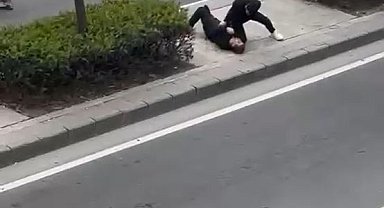Esenyurt'ta Baba Oğul Kavgası Kamerada: Tek Yumrukla Babasını Bayılttı