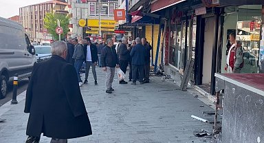 Esenyurt'ta Kontrolden Çıkan Minibüs İşyerine Daldı: O Anlar Kamerada