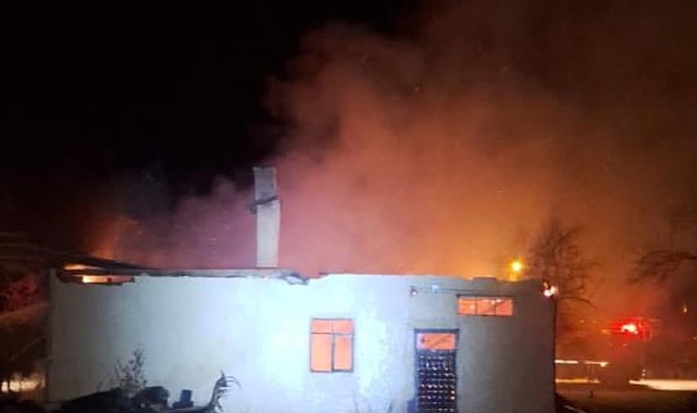 Eski Okul Alevlere Teslim Oldu: Kullanılamaz Hale Geldi