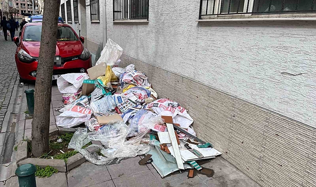 Eskişehir&#039;de Kaldırımı Çöpler Kapattı: Vatandaşlar Mağdur