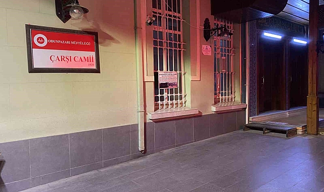 Eskişehir&#039;de Namaz Sonrası Camide Uyuyakalan Adamı Bekçiler Kurtardı