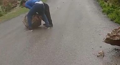 Feke'de Sağanak Sonrası Yollara Kaya Düştü, Vatandaşlar El Birliğiyle Temizledi