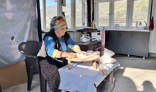 Hatay&#039;da Depremzede Kadın, Yufka ve Gözleme Yaparak Geçimini Sağlıyor