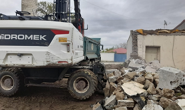 Iğdır Bayraktutan Köyü&#039;nde Metruk Binalar Köyü Güzelleştirme Projesiyle Yıkılıyor