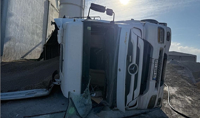 Iğdır&#039;da Kum Yüklü Kamyon Devrildi: 1 Yaralı