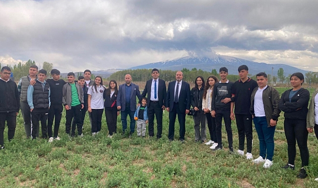 Iğdır&#039;da Tarım Eğitiminde İşbirliği: Üniversite ve Lise Öğrencileri Uygulamalı Derste Buluştu