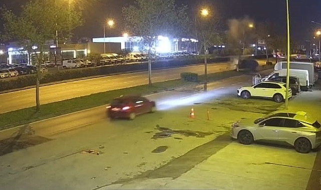 İzmir Gaziemir&#039;de Feci Kaza: 27 Yaşındaki Sürücü Hayatını Kaybetti, Kaza Anı Kamerada