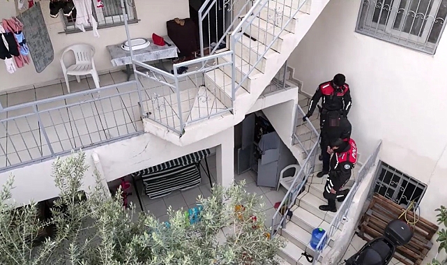 İzmir&#039;de Eş Zamanlı Şafak Operasyonu: 143 Şüpheli Yakalandı