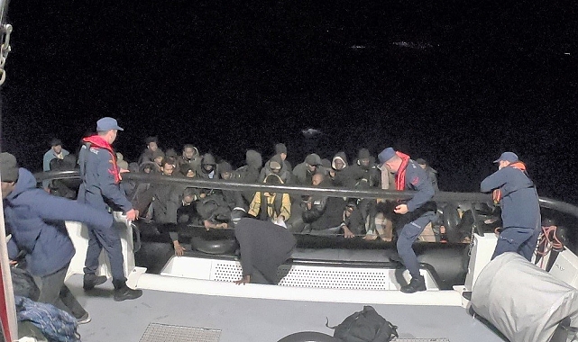 İzmir&#039;in Dikili Açıklarında 46 Düzensiz Göçmen Yakalandı