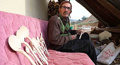 Kahramanmaraşlı Ahmet Dede Depreme Rağmen Şimşir Ağacından Kaşık Yapmaya Devam Ediyor