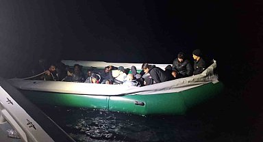 Karaburun Açıklarında Lastik Bottaki 22 Düzensiz Göçmen Kurtarıldı