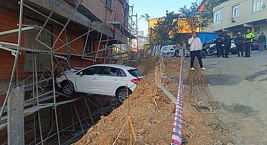 Kartal'da Korkunç Kaza: Kontrolden Çıkan Otomobil İnşaat Boşluğunda Asılı Kaldı