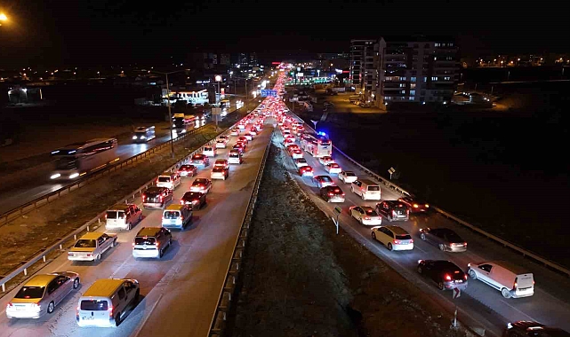 Kırıkkale&#039;de Bayram Dönüşü Trafiği: Kilit Kavşakta 30 Kilometrelik Kuyruk