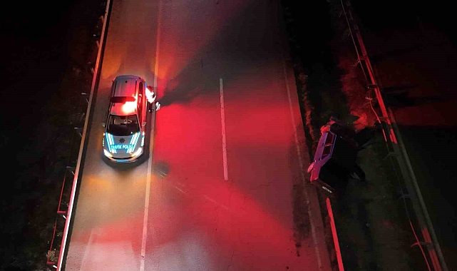 Kırıkkale&#039;de Kontrolden Çıkan Otomobil Bariyerlere Çarptı: 2 Yaralı, Sürücü Kaçtı