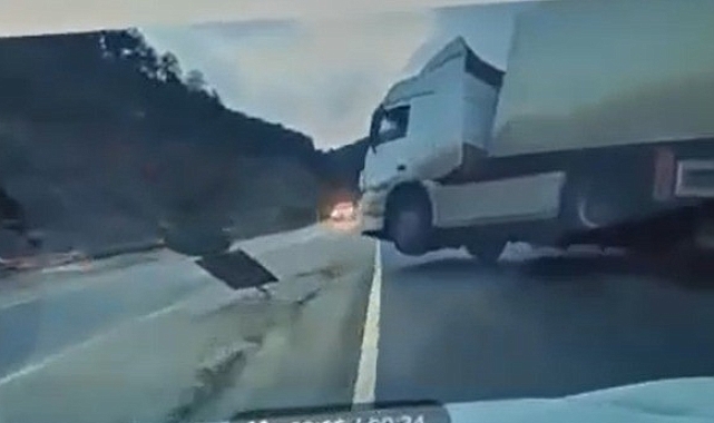 Kütahya&#039;da tır otomobilin üzerine devrildi