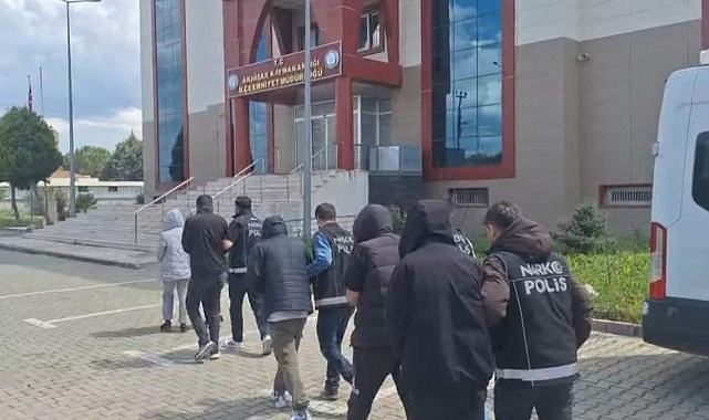 Manisa&#039;da Narkotik Baskını: 42 Bin Hap Ele Geçirildi, 5 Tutuklama