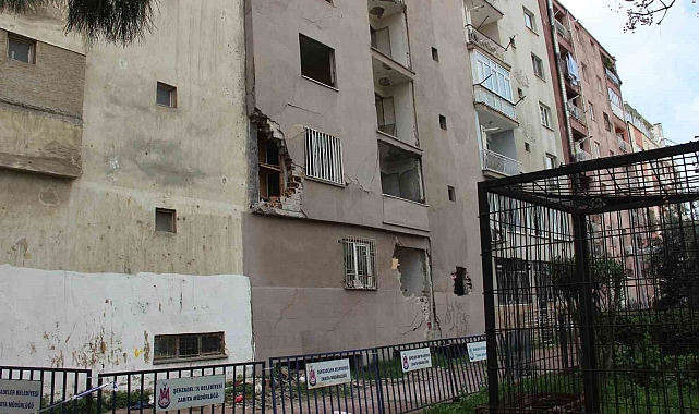 Manisa&#039;da Sit Alanı Engeline Takılan Tehlikeli Bina Tehlike Saçıyor