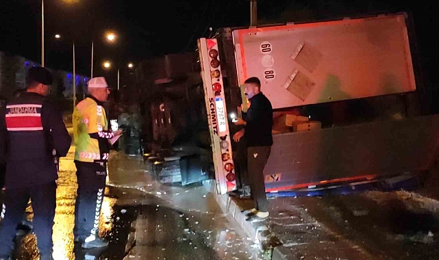Mersin&#039;de Boya Yüklü Tır Devrildi: Yol Boyaya Bulandı