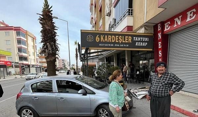 Mersin&#039;de Kontrolden Çıkan Otomobil Kafeye Daldı: Kazada Yaralanan Olmadı
