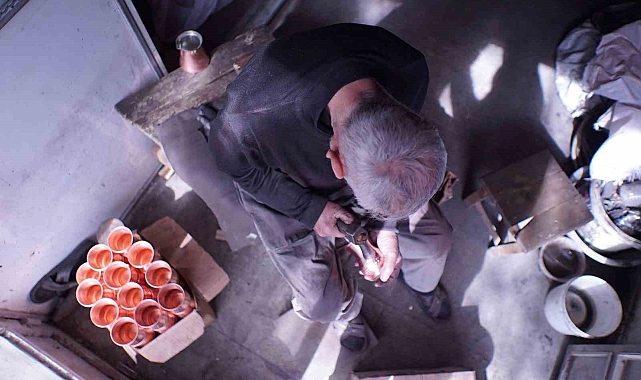 Mesleğinin son ustalarından: Durmuş Dede 60 yıldır bakırı sanata dönüştürüyor