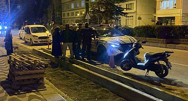 Motosikleti ile 2 aracın arasına girmeye çalışırken yaralandı