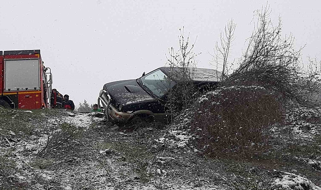 Mudurnu&#039;da Kar Kazası: Şarampole Devrilen Sürücü Ağaç Sayesinde Kurtuldu