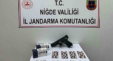 Niğde Otoyolunda Şüpheli Araçtan Ruhsatsız Silah, Uyuşturucu ve Sahte Kimlik Çıktı