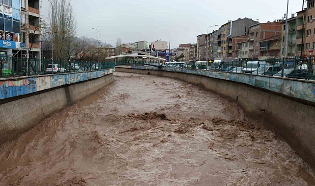 Oltu Çayı&#039;nın Debisi Dolu ve Sağanakla İkiye Katlandı: Sel Alarmı!